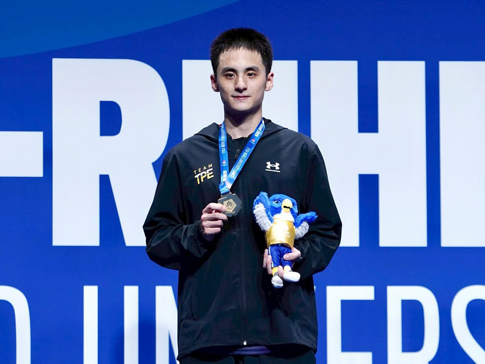 賀臺大丁彥宸同學勇奪世大運羽球男子單打金牌　師生同感榮耀-封面圖